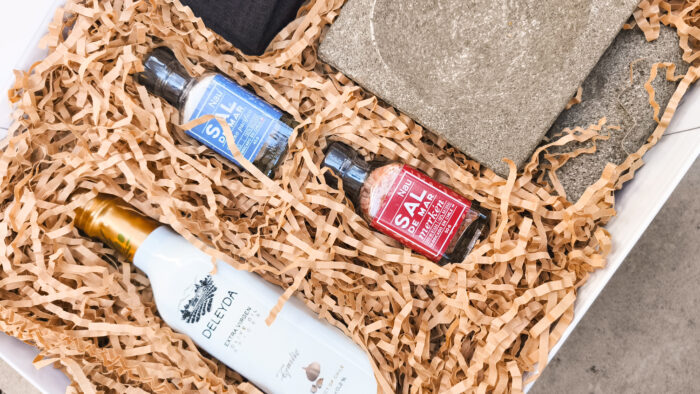 Caja de regalo - Mortero Variedad de sales Aceite Oliva Paño Wayu. - Imagen 2