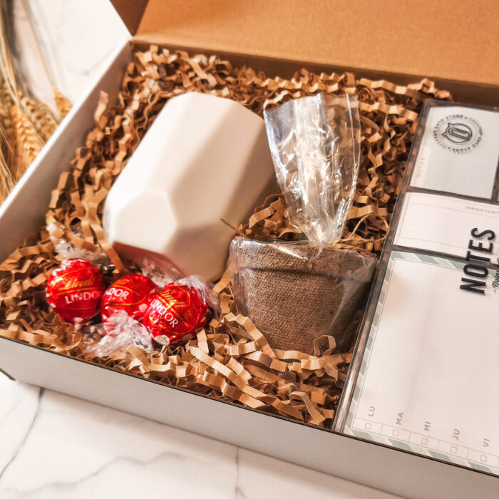 Caja de Regalo - Taza Bombones Lindor macetero biodegradable Set de Notas