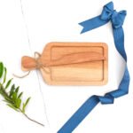 Tabla pequeña con cuchillo de madera