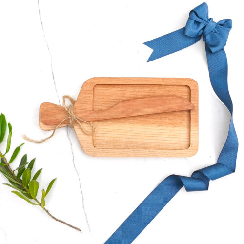 Tabla pequeña con cuchillo de madera