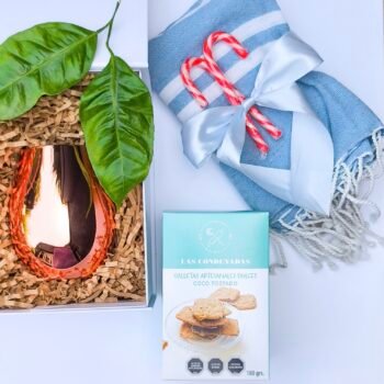 Toalla playa con flecos + mug de cobre liso + galletas las condenas