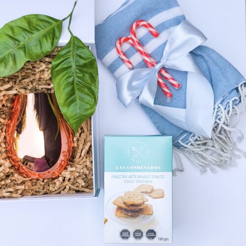 Toalla playa con flecos + mug de cobre liso + galletas las condenas
